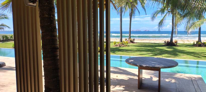 Casa de playa — celosía frente al mar